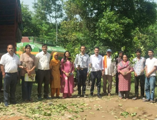जिला हमीरपुर के सबसे बड़े क्लस्टर के बागवानों को बांटे 6536 पौधे