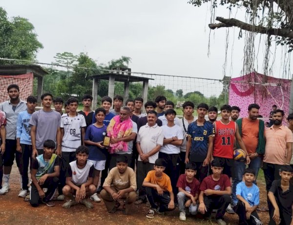 दलालड़ में आयोजित वॉलीबॉल प्रतियोगिता में पहुंचे नरेश कुमार दर्जी, आयोजन समिति को ₹11 हजार का सहयोग देकर युवाओं को खेलों से जुड़ने का दिया संदेश