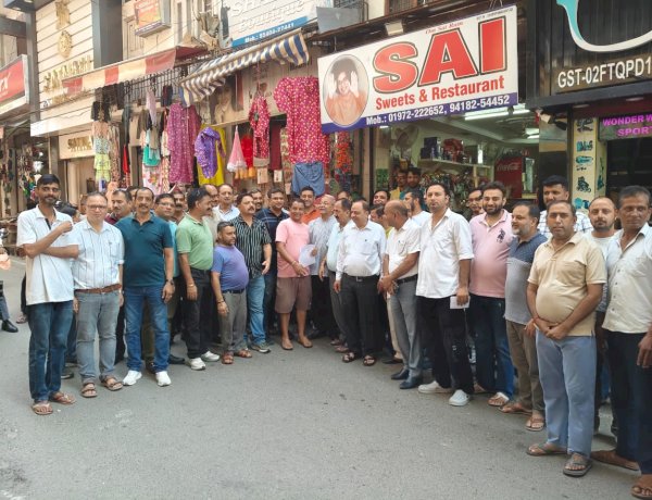 गर्ल्स स्कूल की बहाली से व्यापारियों और बच्चों के अभिभावकों में खुशी की लहर