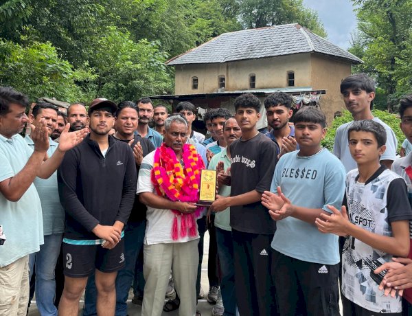 भ्याड में आयोजित वॉलीबॉल टूर्नामेंट में मुख्य अतिथि बने नरेश कुमार दर्जी, आयोजन समिति को ₹11 हजार की सहयोग राशि भेंट