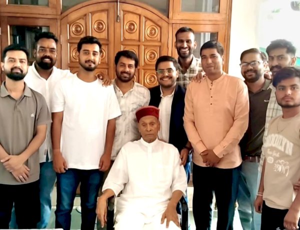युवा शक्ति को प्रो. प्रेम कुमार धूमल का मार्गदर्शन, नादौन के भाजयुमो प्रतिनिधिमंडल ने समीरपुर में की शिष्टाचार भेंट