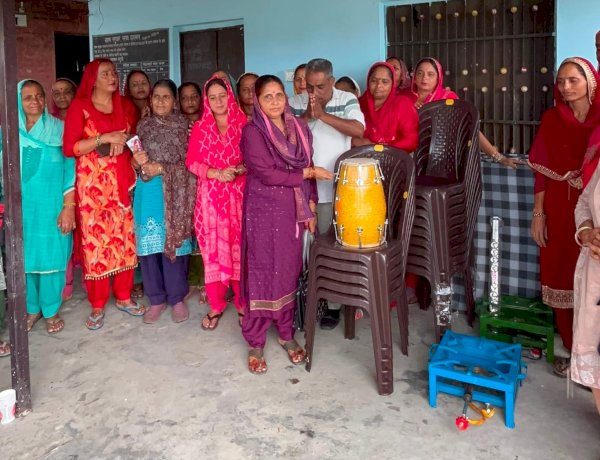 महिला मंडल दशमल से किया वादा निभाया, नरेश कुमार दर्जी ने भेंट की आवश्यक सामग्री