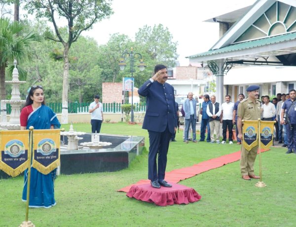 उपमुख्यमंत्री मुकेश अग्निहोत्री ने ली विकास कार्यों की जानकारी