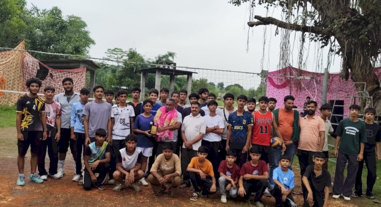 दलालड़ में आयोजित वॉलीबॉल प्रतियोगिता में पहुंचे नरेश कुमार दर्जी, आयोजन समिति को ₹11 हजार का सहयोग देकर युवाओं को खेलों से जुड़ने का दिया संदेश