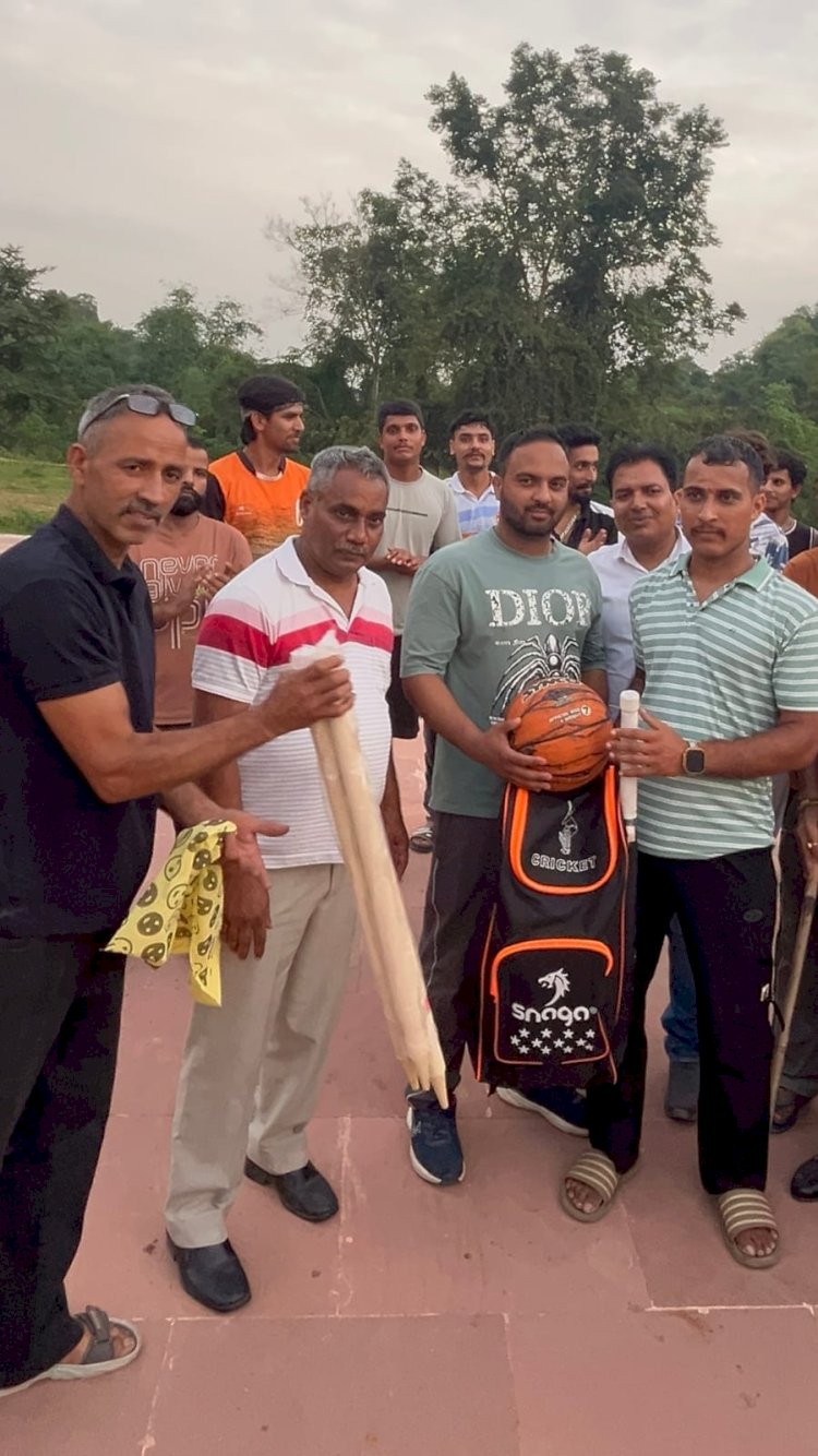 भकरेड़ी के युवाओं को क्रिकेट एवं वॉलीबॉल किट भेंट, नरेश कुमार दर्जी ने दिया नशामुक्त भोरंज का संदेश