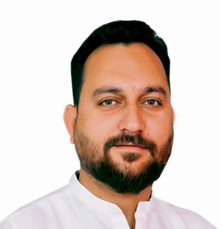 सरकार पहले गलती करती है, फिर उसी सुधार पर जश्न मनाती है: आशीष शर्मा