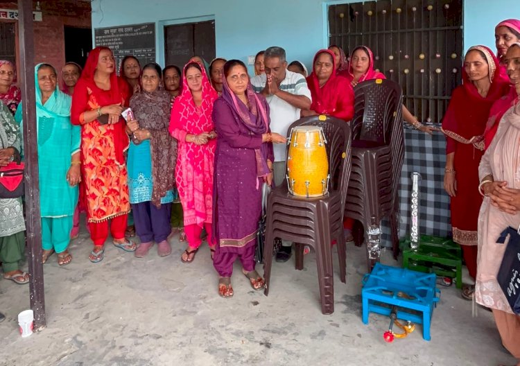 महिला मंडल दशमल से किया वादा निभाया, नरेश कुमार दर्जी ने भेंट की आवश्यक सामग्री