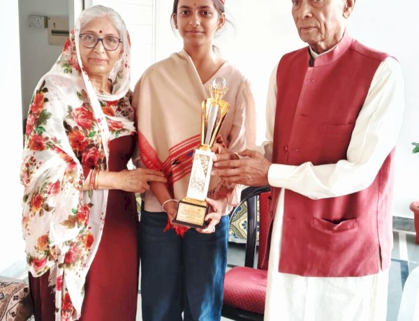 राज्य स्तरीय शतरंज प्रतियोगिता में प्रथम स्थान हासिल करने पर अर्निका ठाकुर सम्मानित
