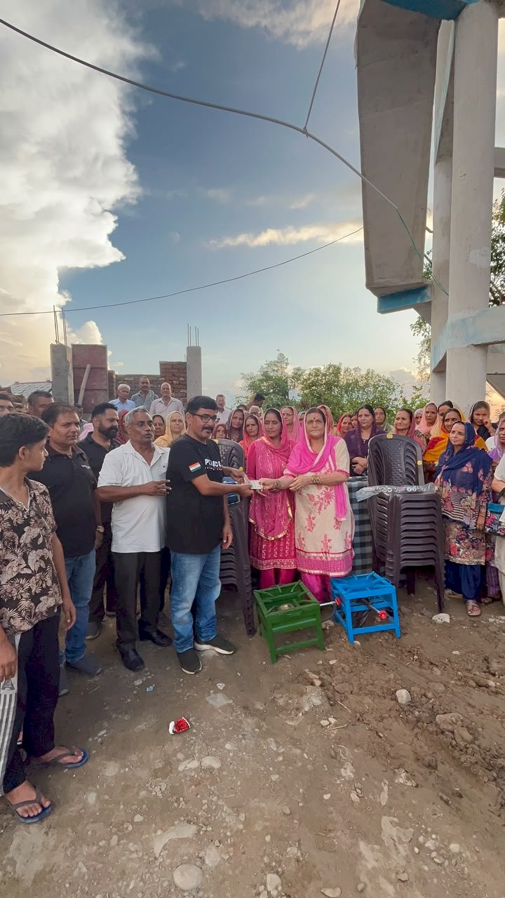 खरवाड़िया में महिला मंडल को आवश्यक सामग्री भेंट, जरूरतमंद परिवारों की भी की आर्थिक सहायता: नरेश कुमार दर्जी