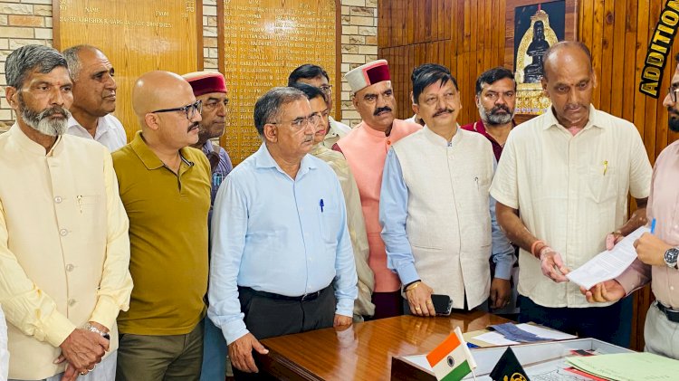 बीडीसी अध्यक्ष-उपाध्यक्ष के चुनाव में देरी के खिलाफ हमीरपुर भाजपा ने एडीसी के माध्यम से सरकार को भेजा ज्ञापन
