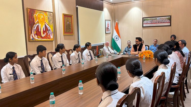 सांसद अनुराग सिंह ठाकुर ने सुजानपुर टीहरा सैनिक स्कूल की अंडर-17 फुटबॉल चैंपियन टीम से की मुलाकात, खिलाड़ियों को दी शुभकामनाएं