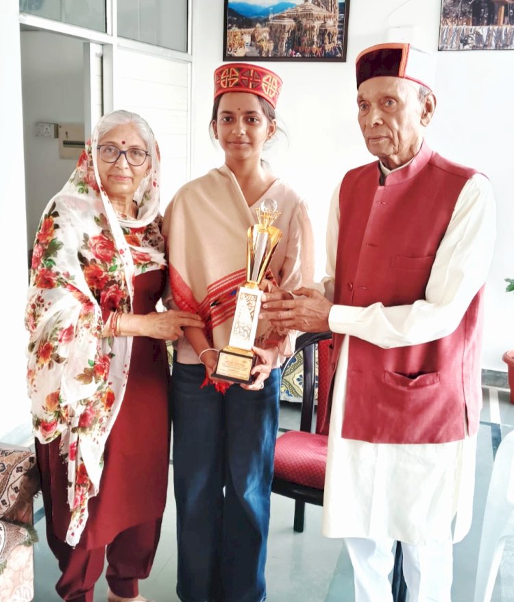 राज्य स्तरीय शतरंज प्रतियोगिता में प्रथम स्थान हासिल करने पर अर्निका ठाकुर सम्मानित