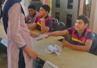 चकमोह स्कूल में विद्यार्थियों को समझाई मतदान प्रक्रिया