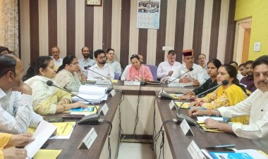 नवगठित जिला परिषद की पहली त्रैमासिक बैठक में कई मुद्दों पर चर्चा