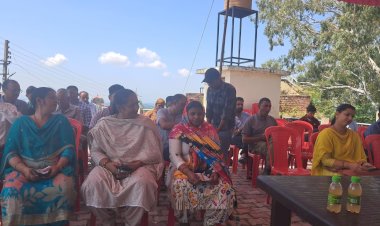 टौणी देवी में विद्युत उपभोक्ताओं को दी स्मार्ट मीटर और सौर ऊर्जा संयंत्र की जानकारी