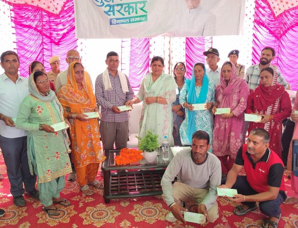 विधायक कमलेश ठाकुर ने सेरा में बांटी 49 लाख रुपये की राहत राशि