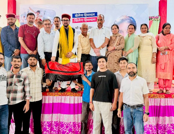 अनुराग ठाकुर ने 'फिट इंडिया मूवमेंट' को बढ़ावा देने लिए नादौन में खेल उपकरण बांटे