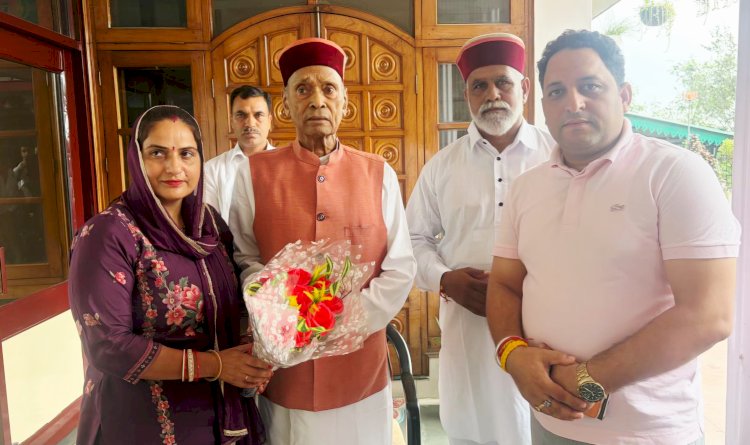 बीडीसी बमसण की नवनिर्वाचित अध्यक्ष पूजा एवं उपाध्यक्ष सुरिंदर ने प्रोफेसर प्रेम कुमार धूमल से की शिष्टाचार भेंट