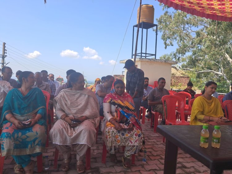 टौणी देवी में विद्युत उपभोक्ताओं को दी स्मार्ट मीटर और सौर ऊर्जा संयंत्र की जानकारी
