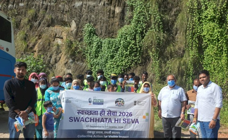 नगर निगम के कर्मचारियों, महिलाओं और स्वच्छता साथियों ने की सफाई