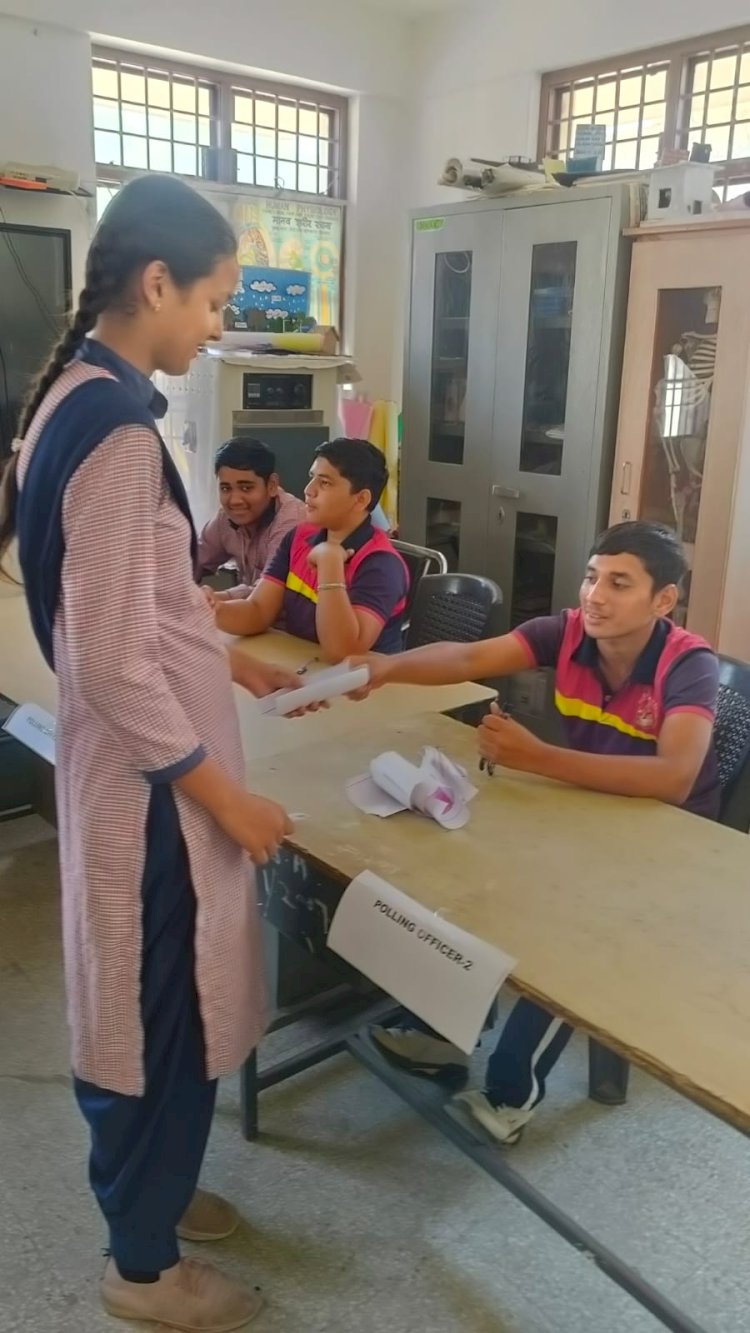चकमोह स्कूल में विद्यार्थियों को समझाई मतदान प्रक्रिया