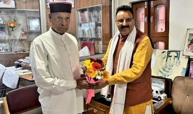 प्रो. प्रेम कुमार धूमल से विधायक इंद्र सिंह गांधी सहित विभिन्न भाजपा नेताओं ने की शिष्टाचार भेंट