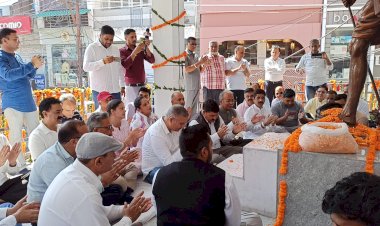हमीरपुर में भी महात्मा गांधी और लाल बहादुर शास्त्री को किया नमन
