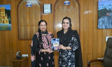 लेखिका रजनी बाला ने डीसी गंधर्वा राठौड़ को भेंट किया लघु उपन्यास ‘धुंध और परछाई’