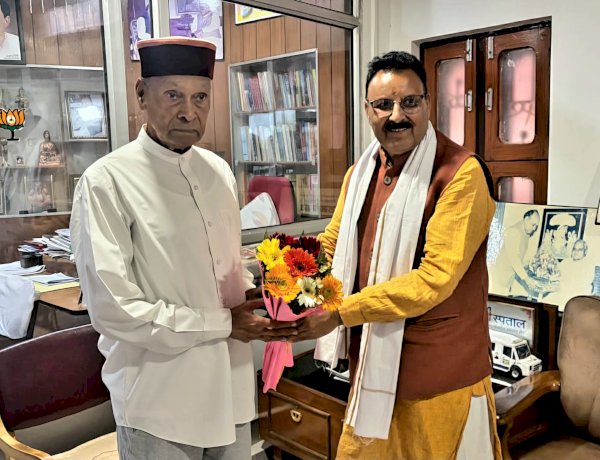 प्रो. प्रेम कुमार धूमल से विधायक इंद्र सिंह गांधी सहित विभिन्न भाजपा नेताओं ने की शिष्टाचार भेंट