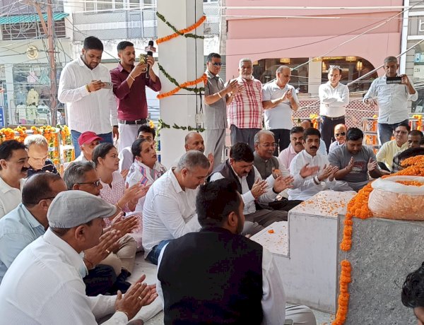 हमीरपुर में भी महात्मा गांधी और लाल बहादुर शास्त्री को किया नमन