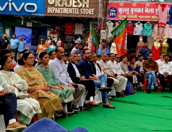 प्रधानमंत्री नरेंद्र मोदी के सेवा एवं सुशासन के 25 वर्ष पूर्ण होने पर हमीरपुर में निकली सेवा ज्योति यात्रा