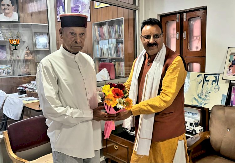 प्रो. प्रेम कुमार धूमल से विधायक इंद्र सिंह गांधी सहित विभिन्न भाजपा नेताओं ने की शिष्टाचार भेंट