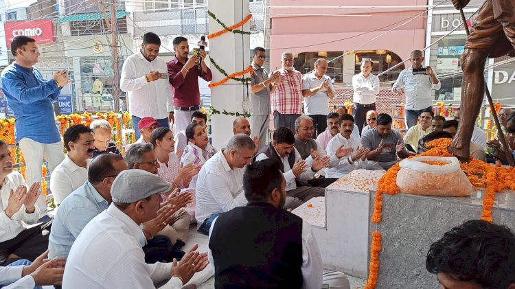 हमीरपुर में भी महात्मा गांधी और लाल बहादुर शास्त्री को किया नमन