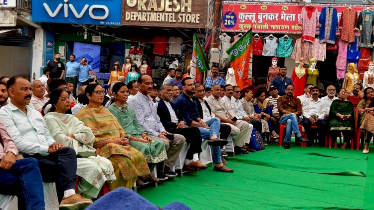 प्रधानमंत्री नरेंद्र मोदी के सेवा एवं सुशासन के 25 वर्ष पूर्ण होने पर हमीरपुर में निकली सेवा ज्योति यात्रा